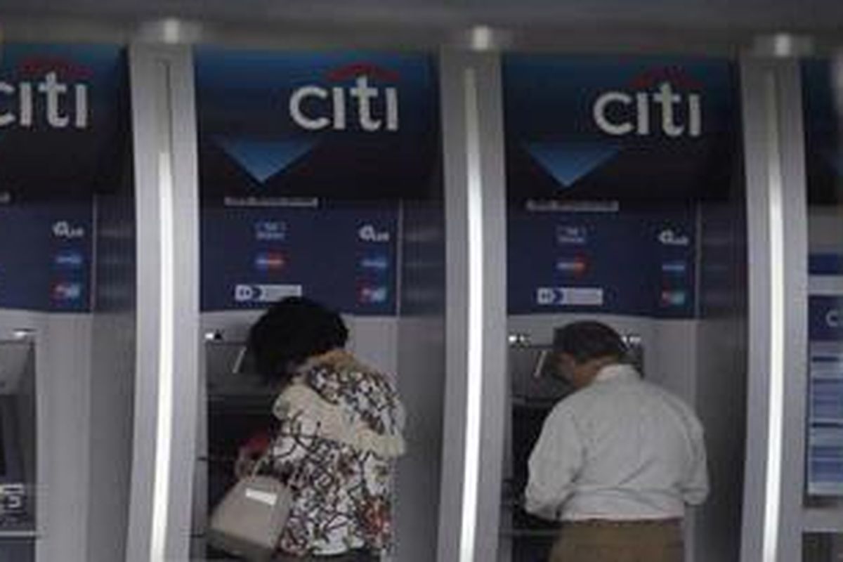 Nasabah transaksi di anjungan tunai mandiri di Citibank, Jakarta Selatan.