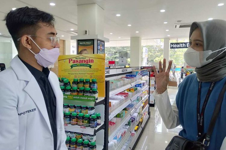 Apoteker Kimia Farma Jalan Pemuda Semarang menjelaskan himbauan Kemenkes kepada pelanggan. Jumat (21/10/2022)