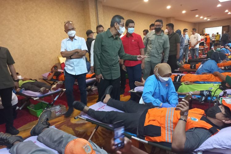 Pejabat (Pj) Gubernur DKI Jakarta, Heru Budi Hartono menyambangi penyelenggaraan donor darah yang digagas oleh Yayasan Dharma Sukha Indonesia di Mal Pluit Village, Jakarta Utara pada Sabtu (12/11/2022).