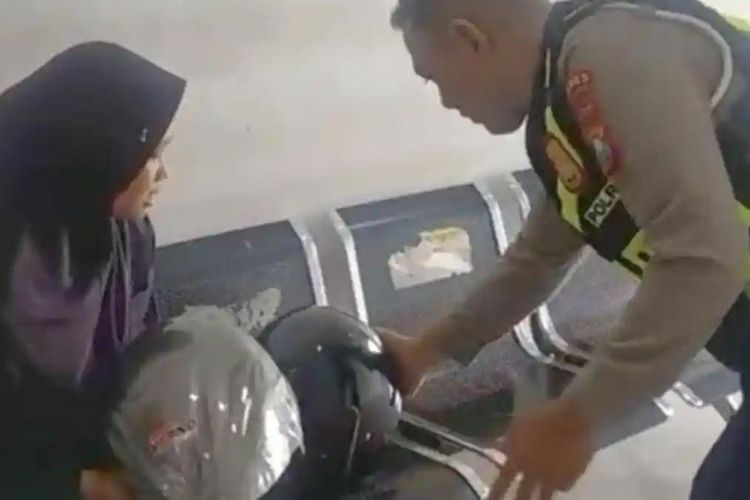 Kisah Haru Wanita Kediri Nekat ke Pati Tanpa Helm Demi Jemput Suami Sakit, Dibantu Polisi Nganjuk