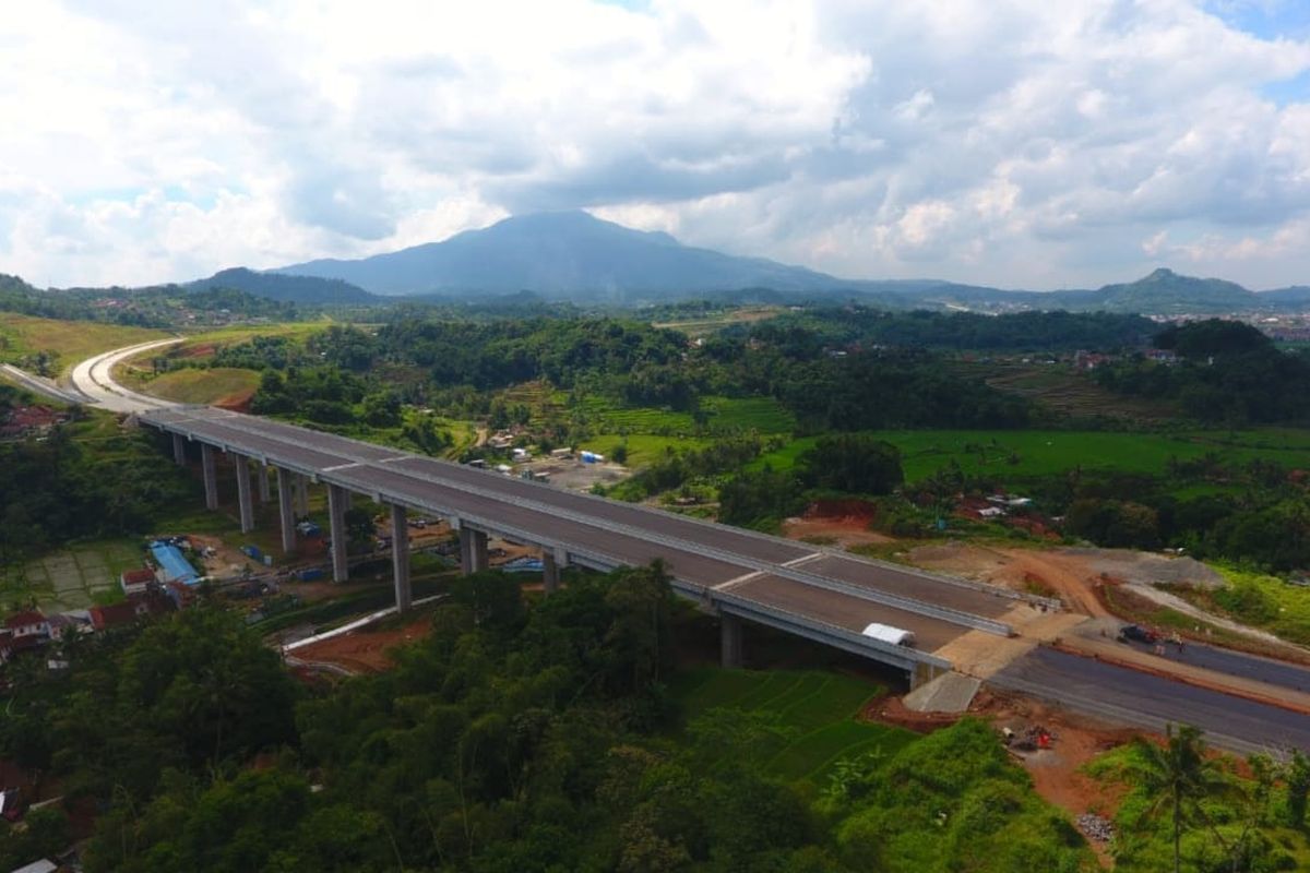 Tol Cisumdawu ditargetkan rampung akhir 2021.