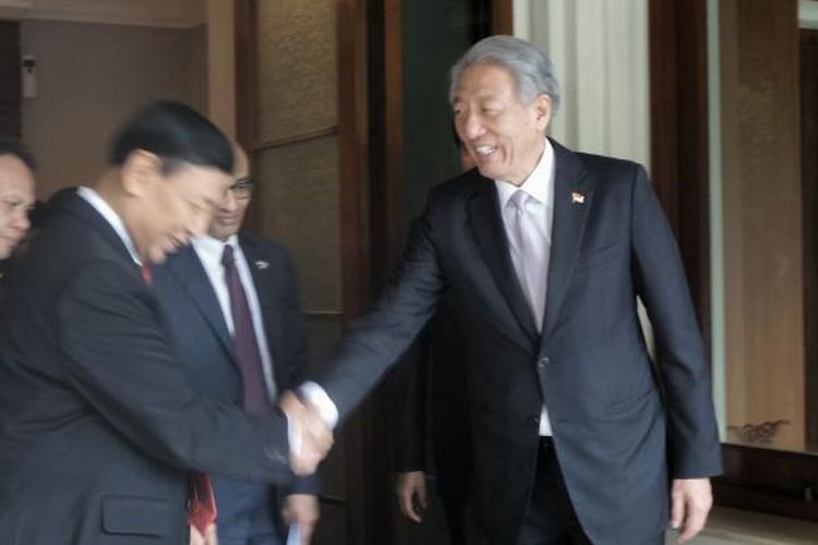 Menteri Koordinator bidang Politik, Hukum dan Keamanan Wiranto bersalaman dengan Wakil Perdana Menteri Singapura H.E. Teo Chee Hean usai pertemuan tertutup di kantor Kemenko Polhukam, Jakarta Pusat, Senin (6/3/2017).