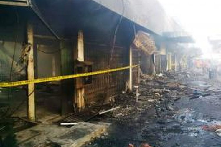Pasar induk Kabupaten Bondowoso, Jawa Timur, ludes terbakar dilalap si jago merah, Jumat (12/9/2014).