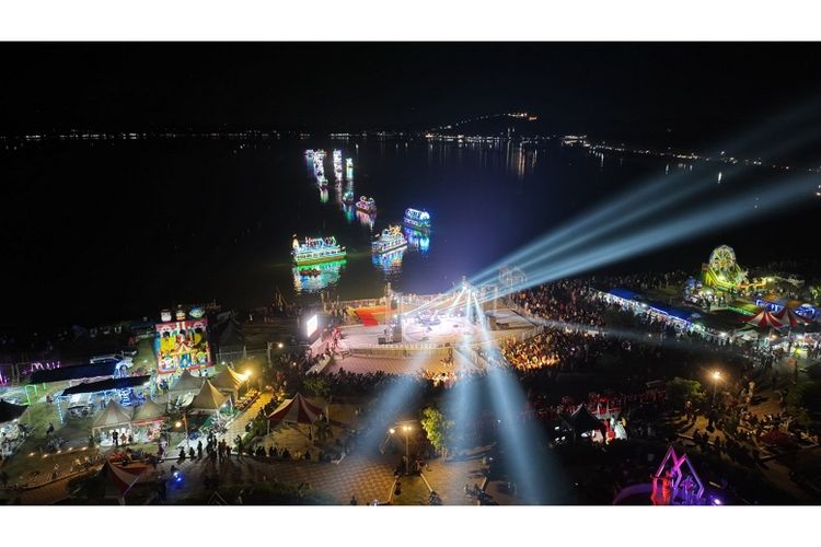 Suasana Festival Musik Terapung 2023 dan Festival Perahu Rakit dilihat dari ketinggian. 