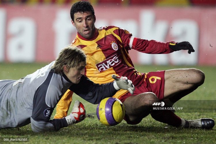 Hakan Sukur bermain bagi Galatasaray kontra Bayer Leverkusen di ajang Liga Champions pada musim terakhirnya merumput pada 2007-2008.