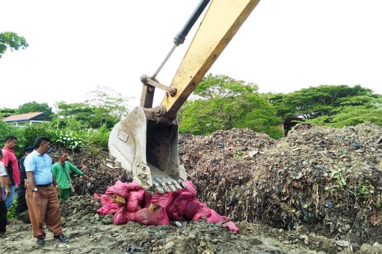 Penimbunan bawang asal Thailand dan Malaysia di Tempat Pembuangan Akhir (TPA) Alue Liem, Kecamatan Blang Mangat, Kota Lhokseumawe, Rabu (15/5/2019)