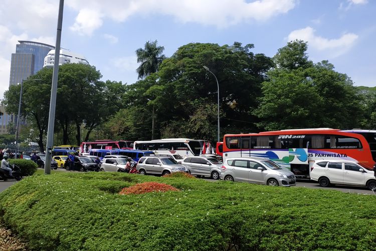 Jalan Medan Merdeka Selatan arah Gambir menjadi kawasan parkir kendaraan massa buruh yang berunjuk rasa hari ini, Rabu (8/12/2021).