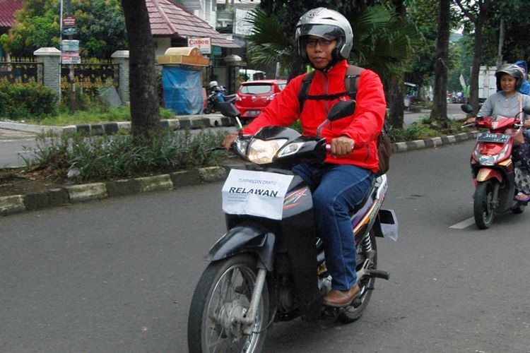 Janudianto (38) menjadi seorang relawan dengan memberikan tumpangan gratis untuk warga yang kesulitan mendapatkan angkutan setelah mogok beroperasi.