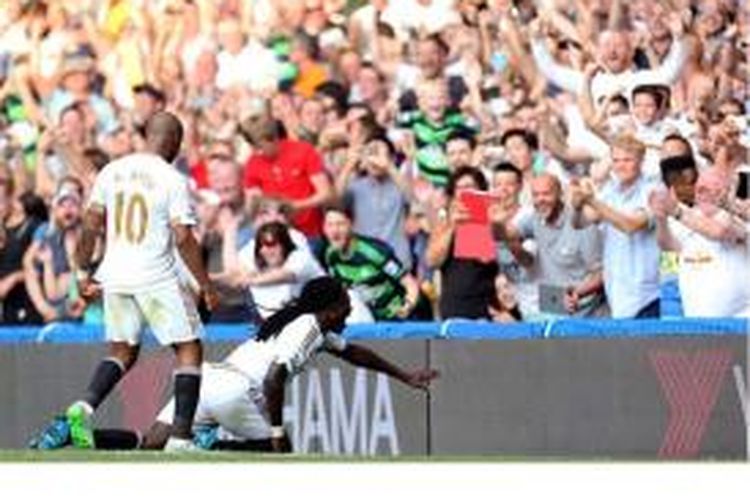 Selebrasi khas penyerang Swansea City Bafetimbi Gomis (kanan) yang disambut rekan setim Andre Ayew, setelah membobol gawang Chelsea pada laga perdana Premier League musim 2015-16, 8 Agustus 2015, yang berakhir imbang 2-2.