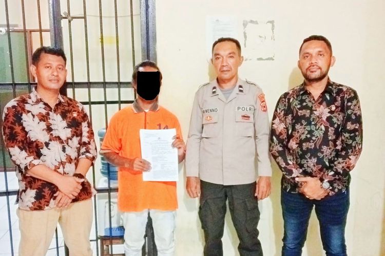 EKM (31) seorang pria di Saumlaki, Kabupaten Kepulauan Tanimbar, Maluku yang berprofesi sebagai mucikari diringkus polisi, Jumat (12/2/2023)