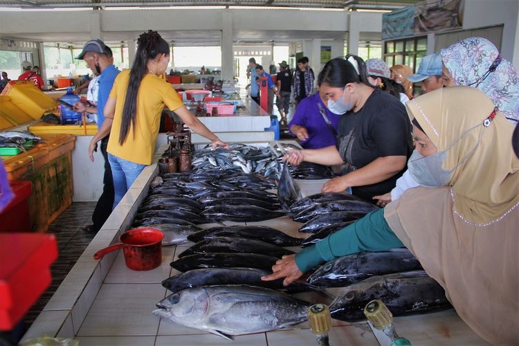 Pasar Ikan di Pantai Sendang Biru, Malang 