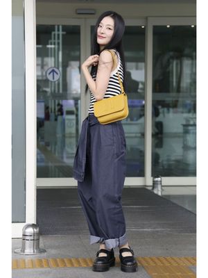 Airport fashion yang dikenakan SeulGi Red Velvet.
