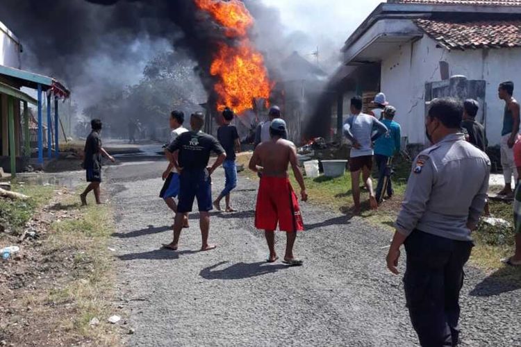 berserakan dan berantakan pasac dipadamkan petugas damkar Bangkalan, di Desa Serabi Timur Modung Bangkalan Madura Jawa Timur, Rabu (15/09/2021).