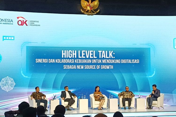 Sesi talk show bertajuk Sinergi dan Kolaborasi Kebijakan untuk Mendukung Digitalisasi sebagai New Source of Growth pada gelaran FEKDI x IFSE 2025.