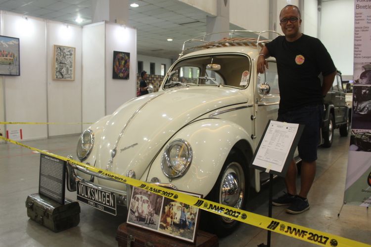 Suryantoro Waluyo (49) bersama Kesatria Putih atau White Knight, nama mobil Volkswagen Beetle putih miliknya yang dipamerkan di ajang Jogjakarta Volkswagen Festival (JVWF) 2017, Jogja Expo Center (JEC), Jalan Janti, Kabupaten Bantul, DI Yogyakarta, Minggu (19/11/2017).