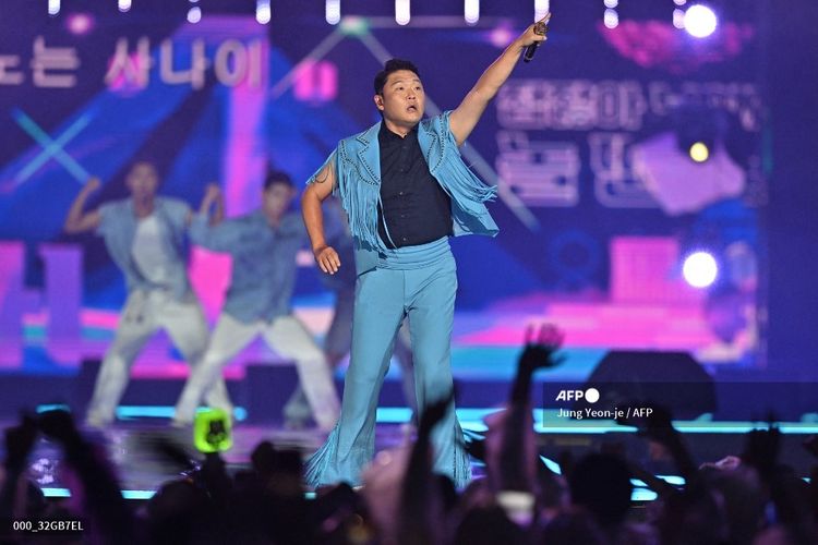 Penyanyi Korea Selatan PSY tampil di konser Seoul Festa 2022 di Stadion Jamsil, Seoul, pada 10 Agustus 2022. 