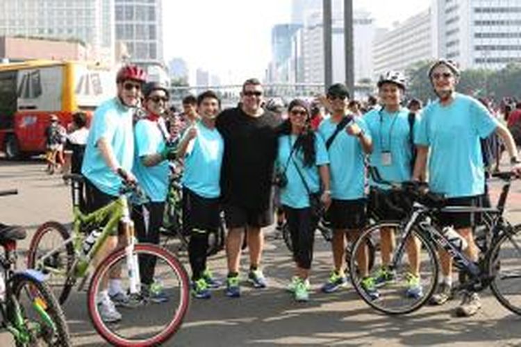 Pasangan Langford bersepeda pada acara car free day di Jakarta.