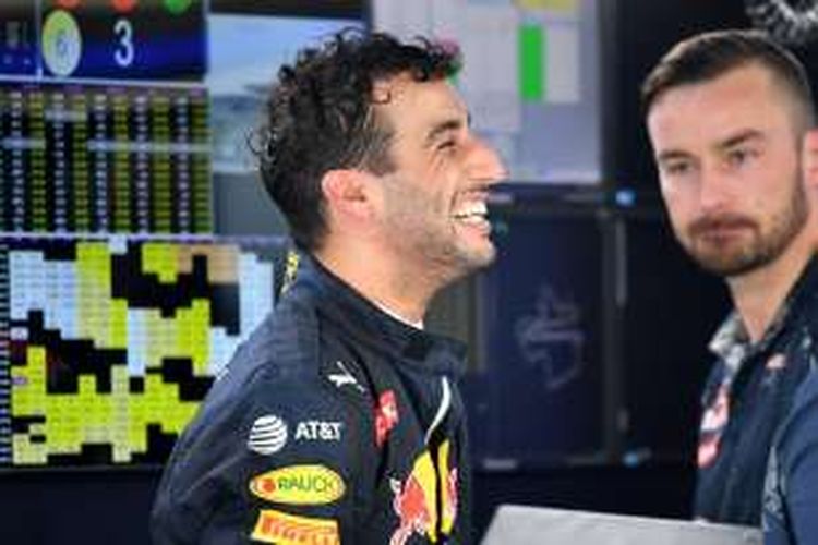 Pebalap Red Bull Racing asal Australia, Daniel Ricciardo, tertawa setelah menyelesaikan sesi latihan ketiga GP Malaysia di Sirkuit Sepang, Minggu (2/10/2016).