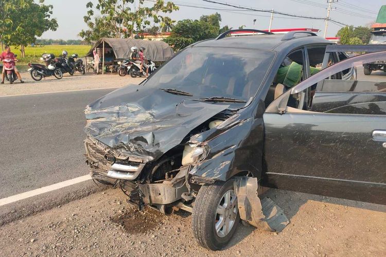 Diduga mengantuk kendaraan Daihatsu Xenia yang berisi rombongan pesilat dari Kota Sragen terlibat kecelakaan dengan truk tronton di Jalan Raya Ngawi-Solo masuk Desa Kuwu, Kecamatan Kedunggalar, Ngawi.