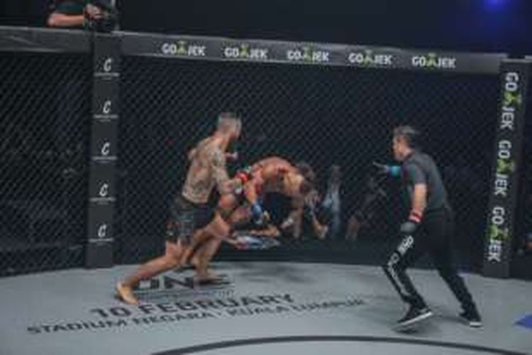 Anthony Engelen (kiri) mengalahkan A.J. Lias Mansor pada partai kelas bulu ajang One Championship seri pertama di Jakarta Convention Center, Sabtu (14/1/2017).