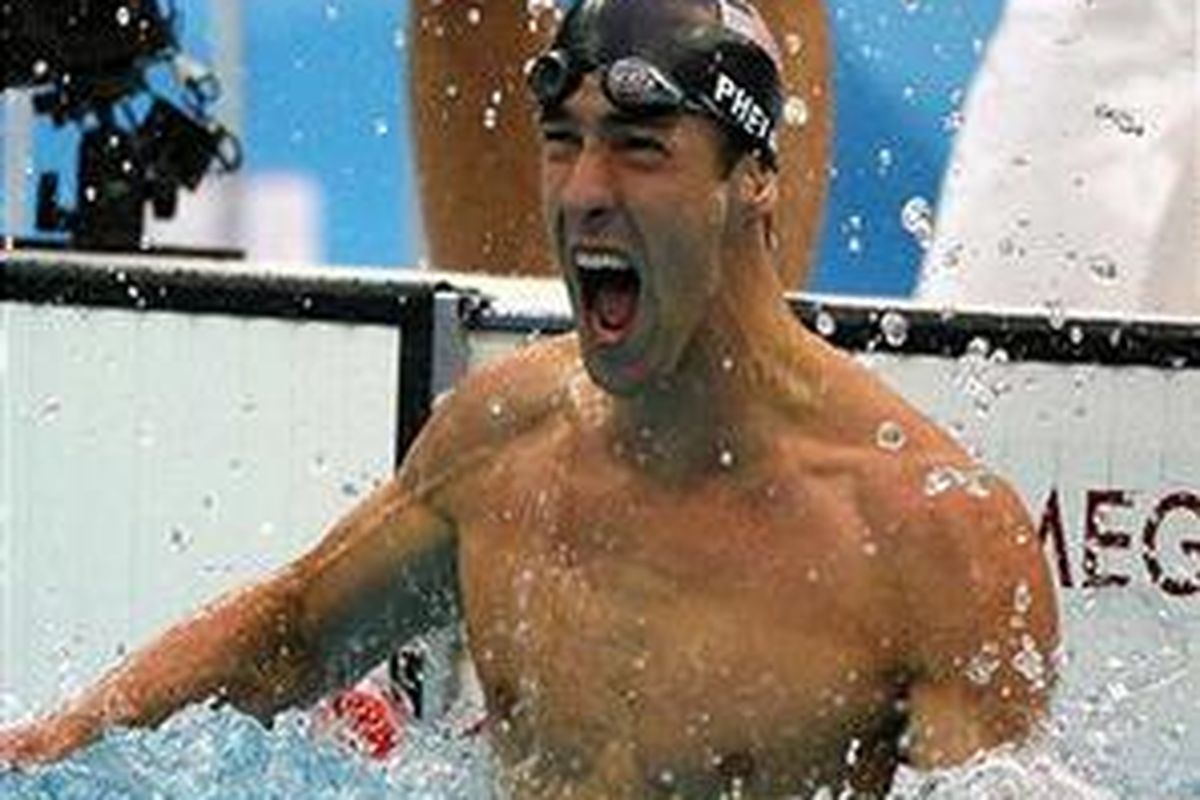 Michael Phelps usai berlaga pada final renang nomor 100 m gaya kupu-kupu di Olimpiade Beijing, Sabtu (16/8).