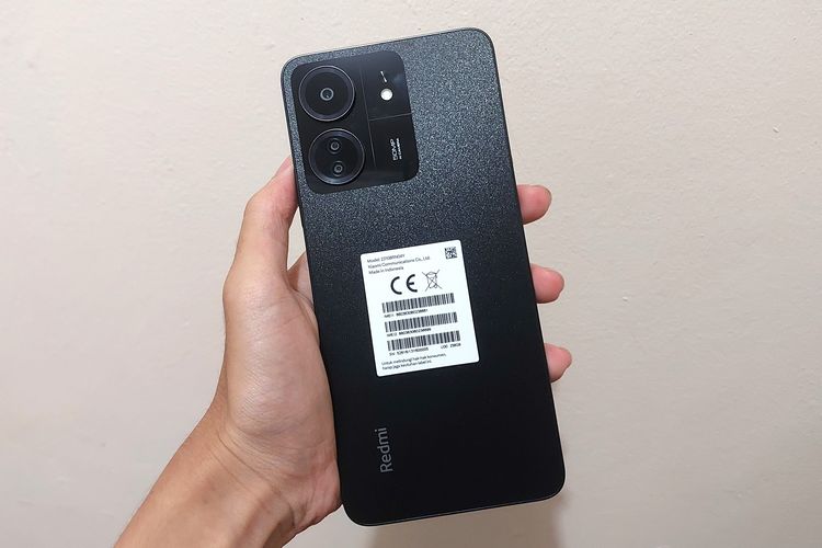 Punggung Redmi 13C 4G mencakup kamera utama 50 MP (f/1.8) berteknologi AI, kamera makro 2 MP (f/2.4), dan kamera penunjang Auxiliary Lens. Kamera tersebut juga ditemani oleh sebuah lampu LED flash.