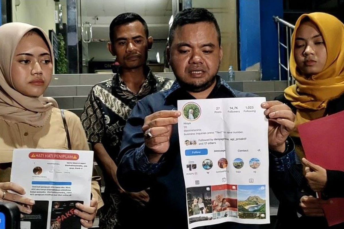 Anak produser musik Agi Sugianto, Avivah Nisya Bersama tim Kuasa hukumnya usai melaporkan pencatutan identitas untuk penipuan jual beli tiket konser, Selasa (16/5/2023) di Mapolda Metro Jaya.