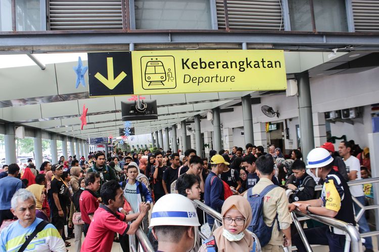 Suasana Stasiun Pasar Senen yang dipadati oleh para penumpang kereta api, Senen, Jakarta Pusat, Sabtu (21/12/2019). PT KAI menambah 13 kereta reguler yang dioperasikan guna mengantisipasi lonjakan penumpang selama Natall 209 dan Tahun Baru 2020.