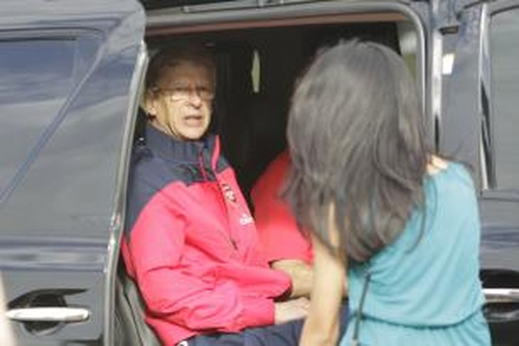 Pelatih Arsenal, Arsene Wenger, saat tiba di Bandara Halim Perdanakusuma, Jakarta Timur, Jumat (12/7/2013). Arsenal akan melakoni pertandingan uji coba melawan Indonesia Dream Team di Stadion Utama Gelora Bung Karno pada Minggu, 14 Juli mendatang. 