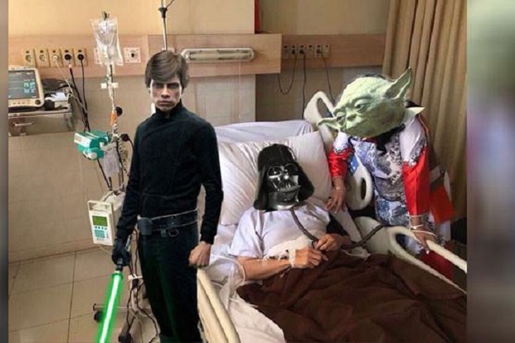 Foto Ketua DPR Setya Novanto terbaring di Rumah Sakit dijadikan meme bertema Star Wars oleh Netizen. Alat bantu pernafasan Novanto diganti dengan topeng Darth Vader.
