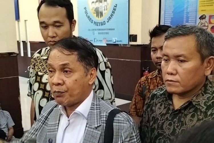 Kuasa hukum Shane Lukas, Happy SP Sihombing (tengah), saat mengunjungi sang klien di Polres Metro Jakarta Selatan, Selasa (28/2/2023)