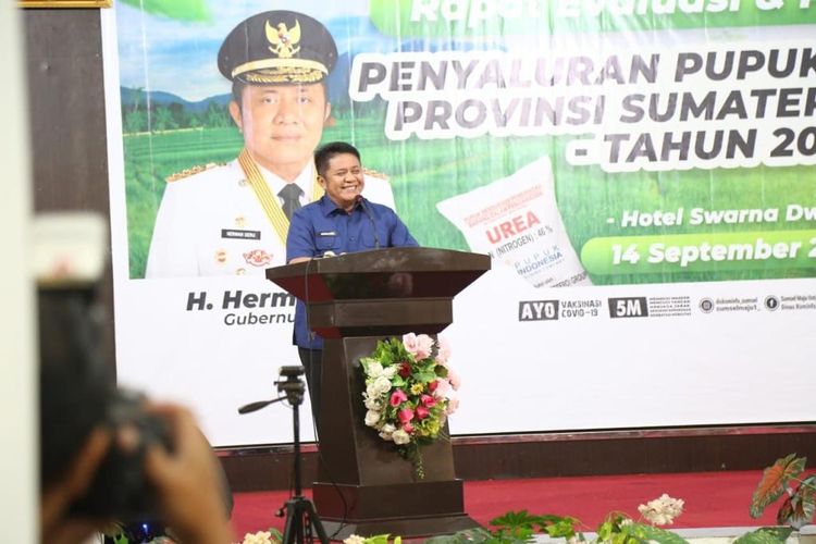 Gubernur Sumatera Selatan (Sumsel) Herman Deru dalam kegiatan Rapat Evaluasi dan Percepatan Penyaluran Pupuk Bersubsidi Provinsi Sumsel 2023, di Ballroom Hotel Swarna Dwipa, Palembang, Kamis (14/9/2023).
