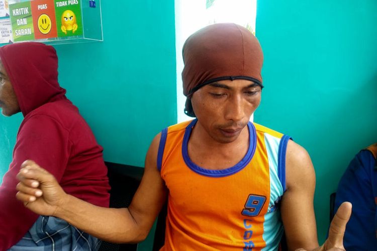 Sunardi (36), satu dari 15 nelayan yang selamat, usai menjalani pemeriksaan medis di Puskesmas Wonotirto, Kabupaten Blitar, Kamis (7/9/2023)