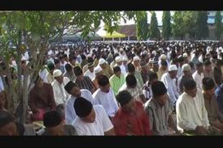 Para pengikut tarekat Syattarian melaksanakan shalat Idul Adha di Mesjid Jamik, Desa Peulekong, Kecamatan Seunagan  Timur, Kabupaten Nagan Raya, Aceh, Senin (14/10/2013).