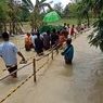 Momen Warga Grobogan Terjang Banjir Sambil Gotong Keranda Jenazah ke Pemakaman