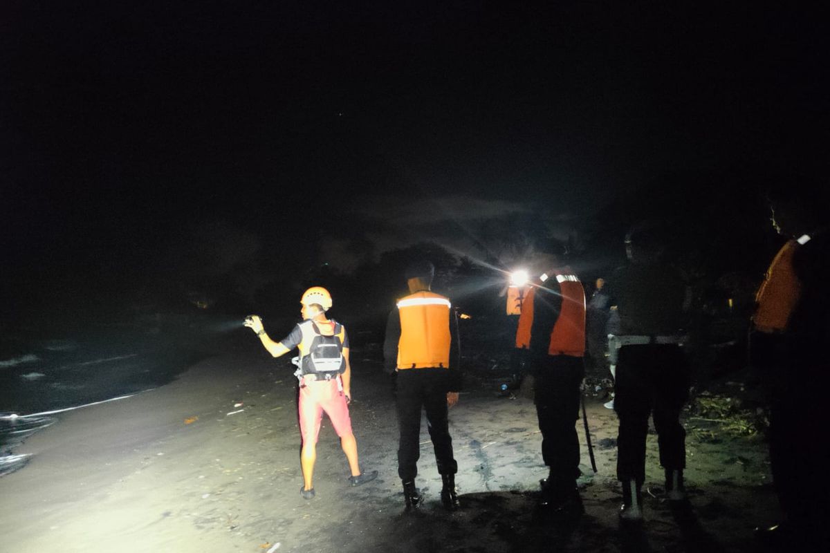 Tim SAR gabungan saat melakukan operasi pencarian terhadap warga negara Rusia, inisial VK (33), yang dilaporkan hilang terseret ombak saat berenang di Pantai Saba, Kecamatan Blahbatuh, Kabupaten Gianyar, Bali, Rabu (19/4/2023). /Humas Basarnas Bali