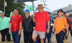 Bercelana Pendek, Olly Temui Korban Banjir Manado