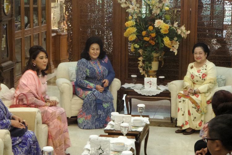 Presiden kelima RI Megawati Soekarnoputri bertemu dengan istri Perdana Menteri Malaysia Najib Razak, Yang Mulia Datin Paduka Seri Rosmah Mansor, di kediaman pribadi Megawati, jalan Teuku Umar, Menteng, Jakarta Pusat, Selasa (7/3/2017).