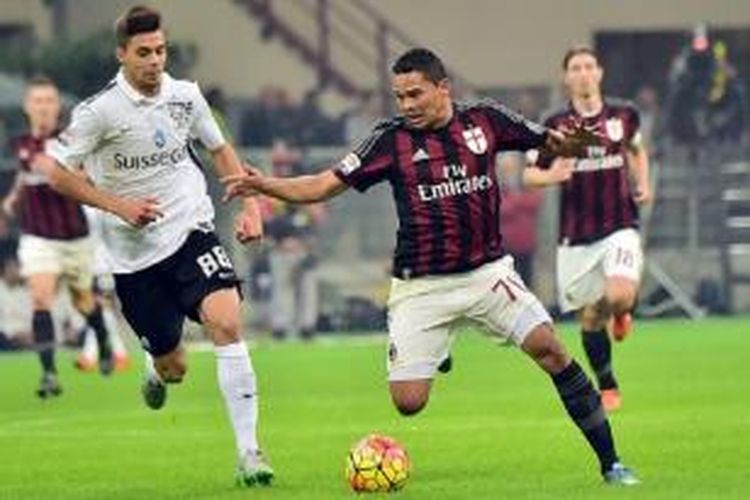 Penyerang AC Milan, Carlos Bacca (kanan), sedang menggiring bola pada laga lanjutan Serie A kontra Atalanta di Stadion San Siro, Sabtu (7/11/2015).