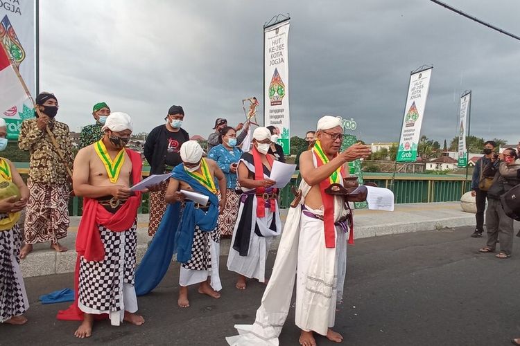 Prosesi larung wayang Buto Cakil di Jembatan Gondolayu, Kota Yogyakarta Kamis (14/10/2021)