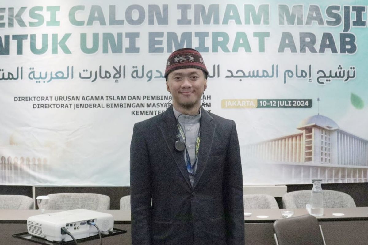Amrozy Abdillah, mahasiswa S1 berusia 22 tahun lolos seleksi imam masjid UEA
