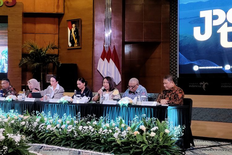 Deputi Bidang Pemasaran Kementerian Pariwisata Ni Made Ayu Marthini saat acara Jumpa Pers Akhir Tahun 2025 di Gedung Sapta Pesona, Jakarta Pusat, Selasa (16/12/2025). 