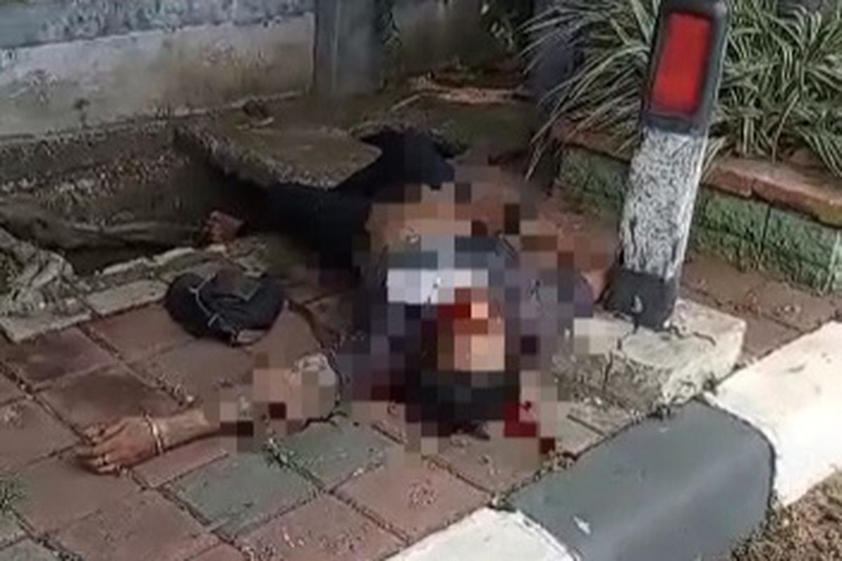 Seorang pengendara motor meninggal dunia di tempat, usai mengalami kecelakaan di Tugu Manggis di Jalan Kemanggisan Utama Raya, Kemanggisan, Palmerah, Jakarta Barat, pada Selasa (23/8/2022) siang. 