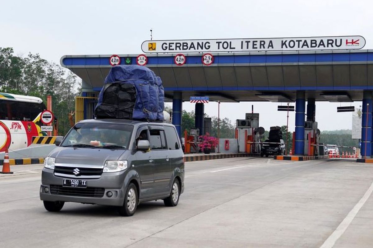 Total 869.996 kendaraan melintasi ruas-ruas JTTS yang dikelola Hutama Karya sejak 15-19 April, angka tersebut naik 32,9 persen dibanding VLL Normal, Kamis (20/4/2023). 