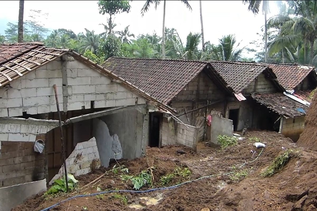 Tebing 7 Meter Longsor Timpa 3 Rumah di Purworejo, Warga Mengungsi