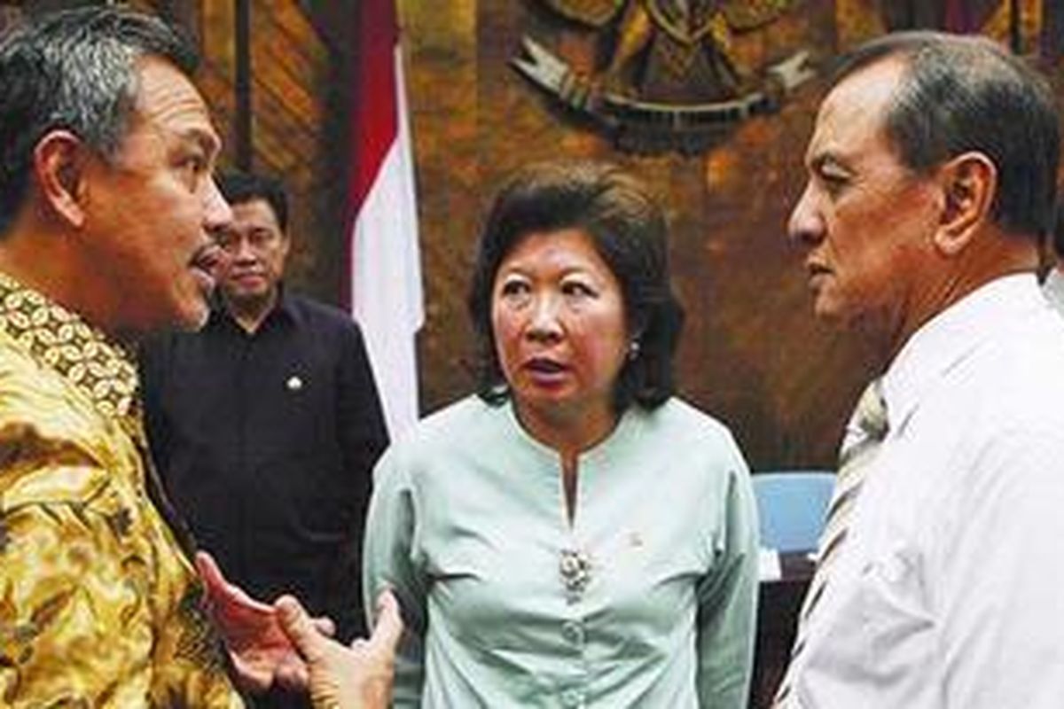 Pengusaha Tomy Winata (kiri) semasa Pemerintahan SBY-Kalla. Ia diskusi serius dengan Menteri Perdagangan Mari Elka Pangestu (tengah) dan MS Hidayat yang waktu itu Ketua Umum Kamar Dagang dan Industri Indonesia. Mereka hendak mengikuti sidang kabinet paripurna di kantor Menteri Sekretaris Negara, Jakarta. Saat itu, sidang dipimpin Presiden SBY dan Wakil Presiden Jusuf Kalla membahas antisipasi keuangan dan perekonomian global.