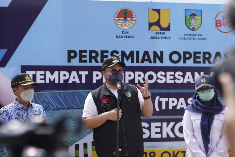 Mas Bup sedang memberikan sambutan dalam peresmian pengoperasian TPAS Sekoto.