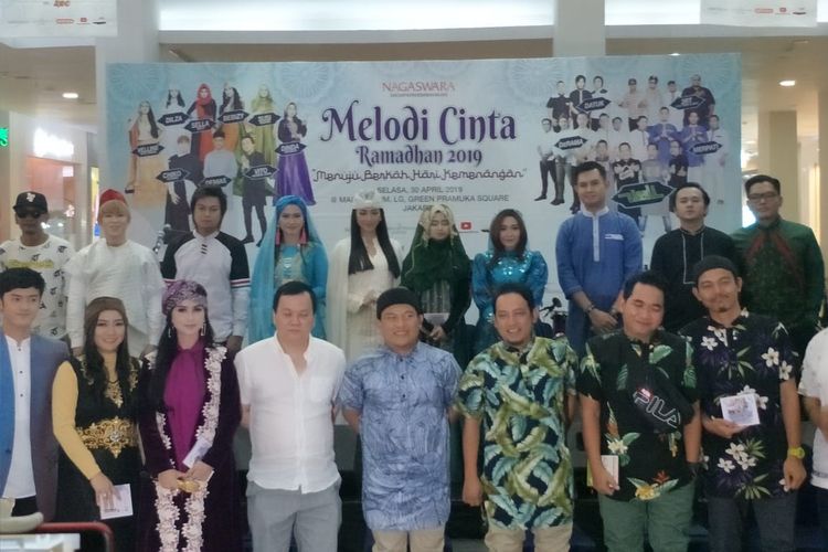 Wali dan artis Nagaswara lain yang mengisi album Melodi Cibta Ramadhan 2019 saat peluncuran album tersebut di Green Pramuka Square, Jakarta Pusat, Selasa (30/4/2019).
