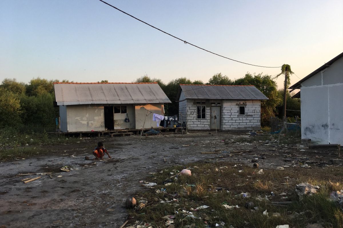 Desa yang terkena abrasi hingga rumah-rumah tenggelam, di Desa Pantai Sederhana, Kecamatan Muara Gembong, Kabupaten Bekasi, Rabu (23/8/2017). 