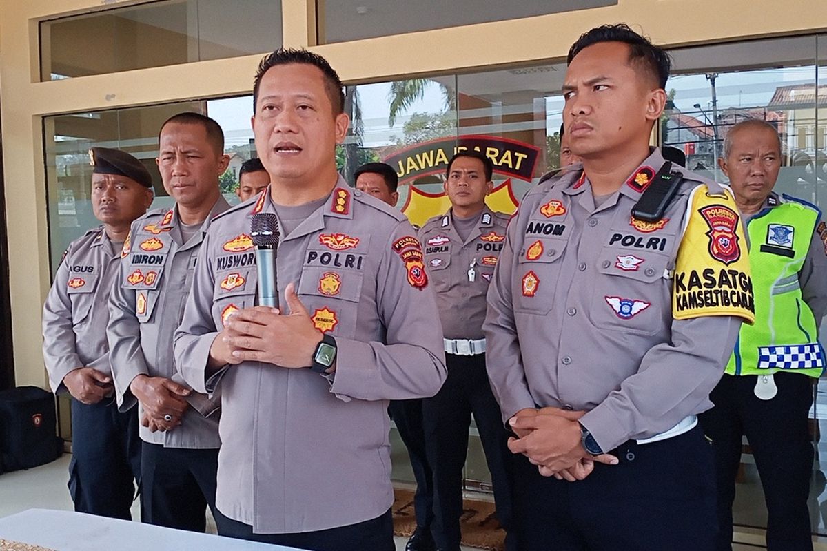 Kapolresta Bandung Kombes Pol Kusworo Wibowo saat memberikan keterangan pers terkait insiden kecelakaan yang diduga akibat kabel fiber optik yang menjuntai di Kabupaten Bandung, Jawa Barat pada Sabtu (8/9/2023)